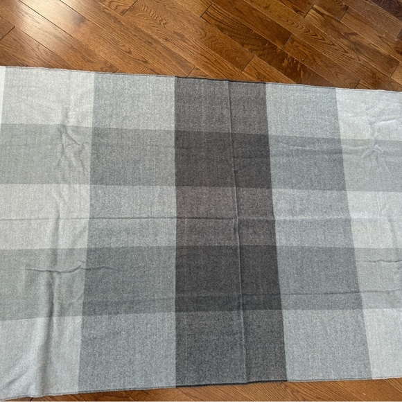 Athleta Light and dark Gray wool and acrylic throw - Picture 9 of 10